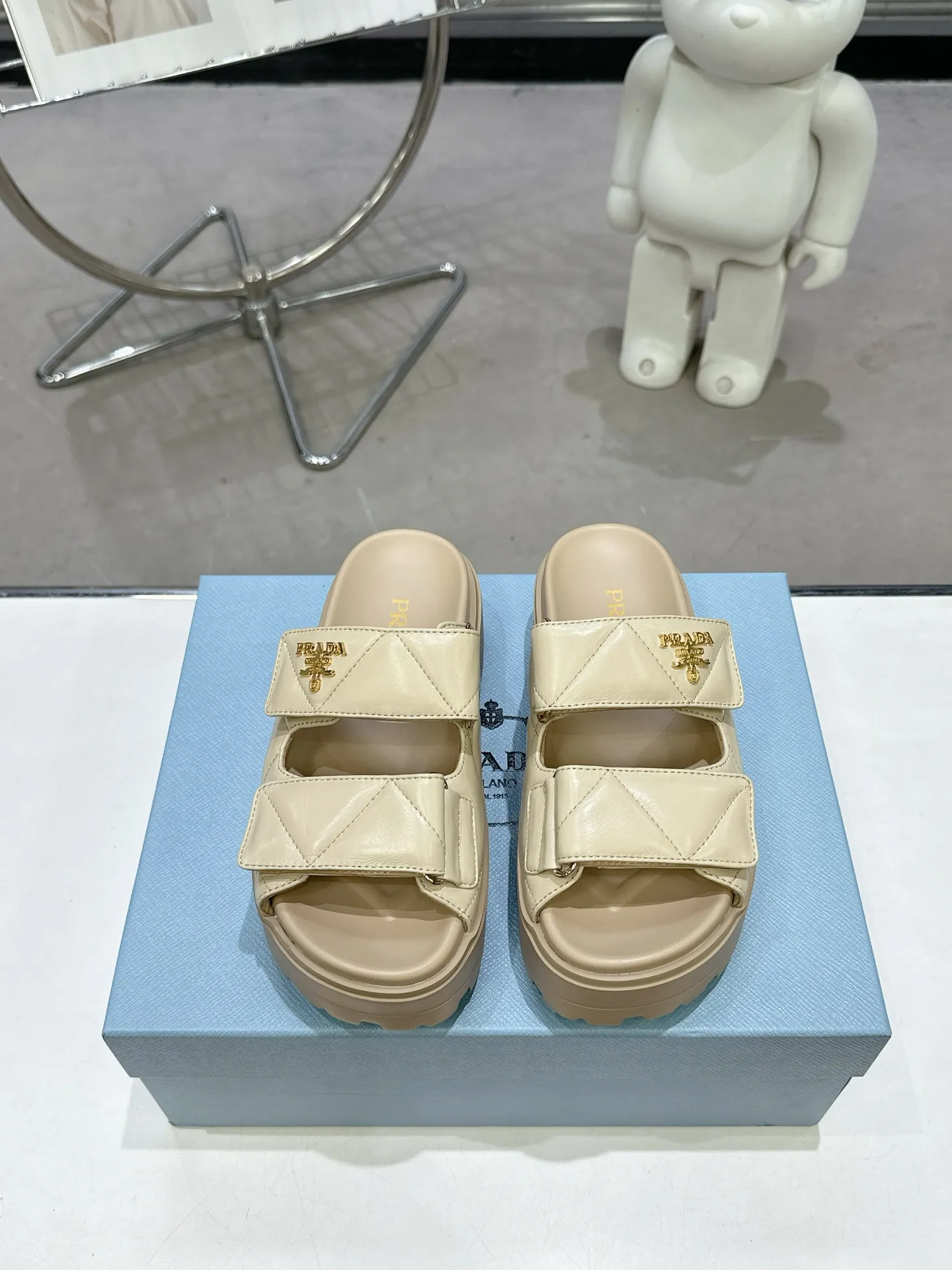 👟👟Ex-factory price 440👟👟 PRADA 2025 vs spring and summer popular sandals series... [Thick-soled double-button sandals] Original 1:1 customization, this year's most fashionable and popular retro British style, simple and elegant, all styles are good-looking, platform thick soles make you slimmer and taller, very comfortable, fashionable and versatile... Many Internet celebrities are on their feet. These platform round-toe thick-soled shoes are very popular this year. They can be worn (increased) for both leisure and leisure. ❶Material: Customized imported calf leather ❷Inner: Customized imported sheepskin ❸Outsole: Original molded ultra-light outsole ❹Sole thickness: 5.5cm ❺Number of yards: 35-40 ❻Packaging: Original full set of packaging ☀Color: Official website updated simultaneously